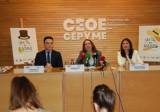 Soledad Gómez, entre Pedro Martínez y Myriam Rodríguez.