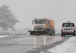 Foto de archivo de las complicaciones por la nieve en carreteras de la provincia charra