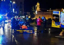 Sanitarios atienden a un herido en un accidente en Salamanca.