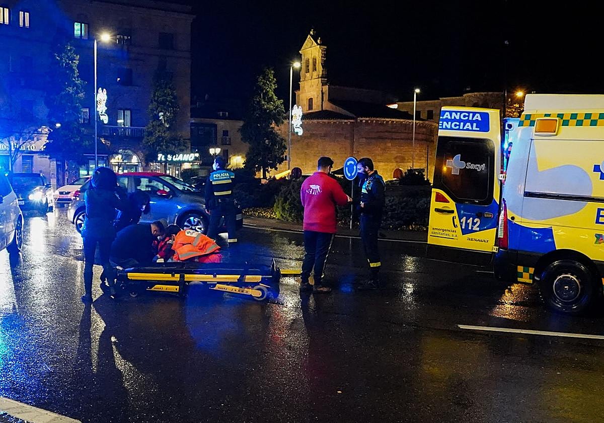 Sanitarios atienden a un herido en un accidente en Salamanca.