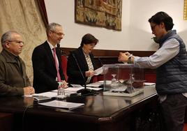 Votaciones para la constitución del nuevo Claustro de la Universidad de Salamanca en el Paraninfo de las Escuelas Mayores.