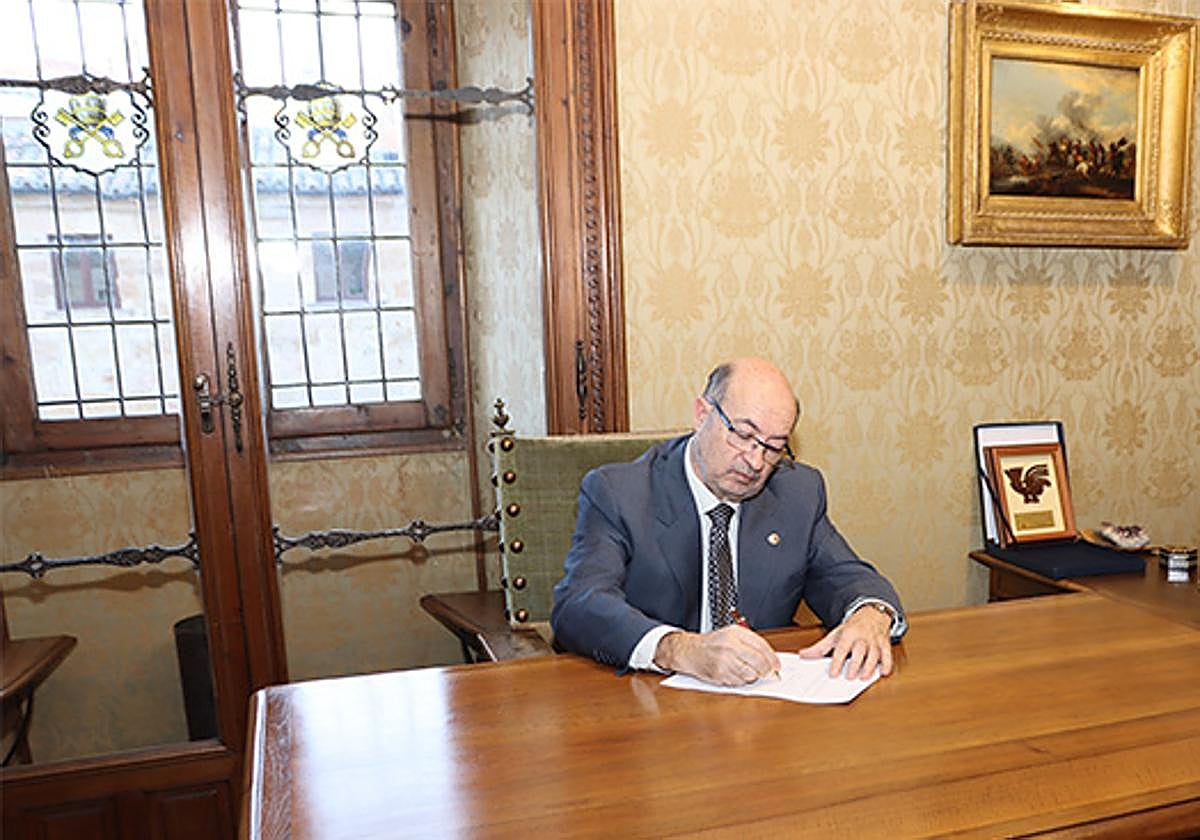 David Díez, rector en funciones, firma el decreto.