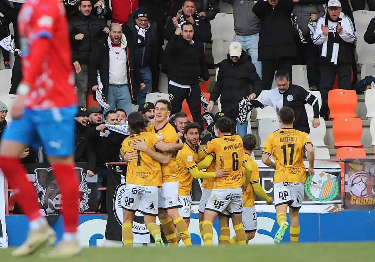 Los jugadores de Unionistas celebran el tanto ante el Lugo de la pasada jornada.