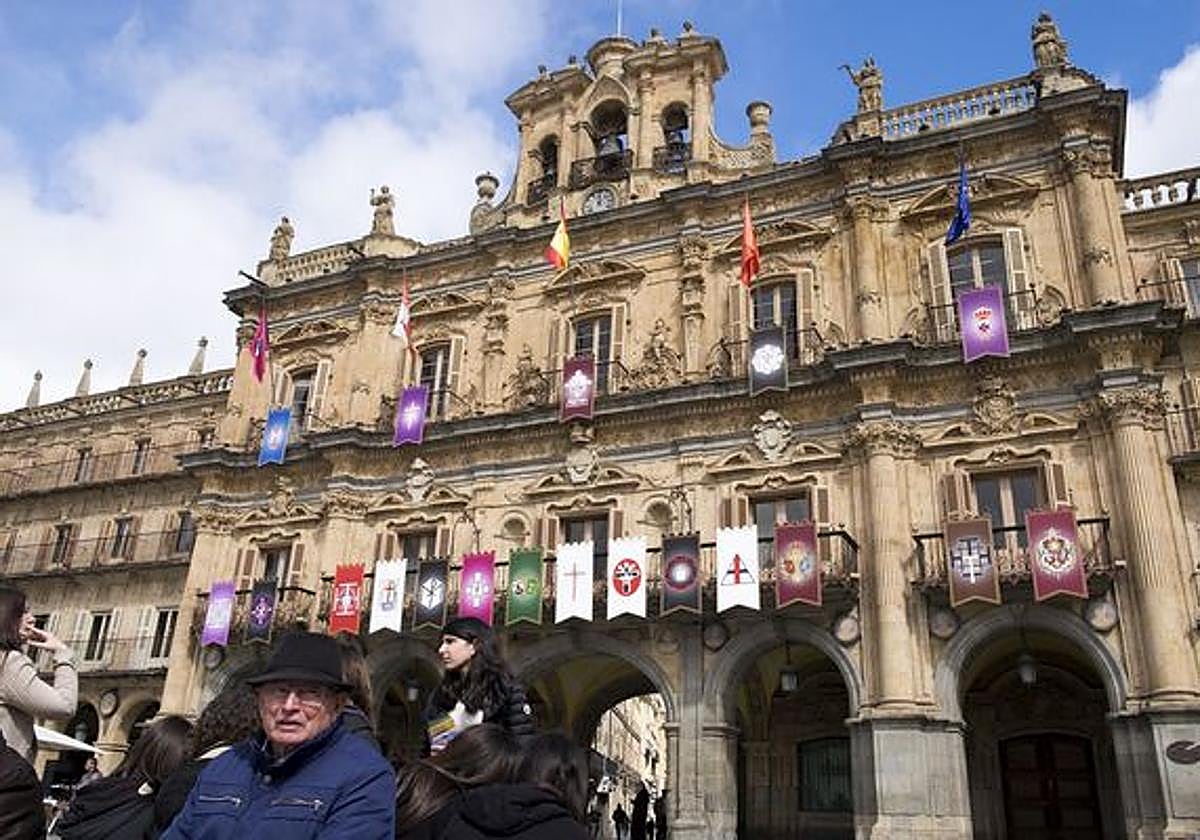 Los resposteros de la Semana Santa instalados en la Plaza Mayor de Salamanca.