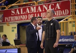 Nacho Martínez protesta una acción del partido ante el Barça CBS