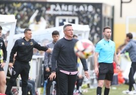 Dani Ponz dirige a su equipo ante Osasuna Promesas