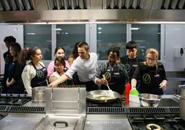 Estudiantes de español reciben clases de cocina tradicional en el escuela de Hostelería de Salamanca.