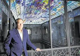 Pedro Pérez Castro posa ante la vidriera con la que el visitante se topa al acceder al Museo Art Nouveau y Art Déco Casa Lis de Salamanca.