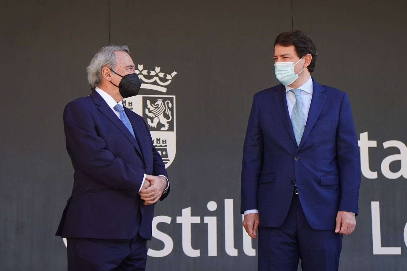 El doctor Mariano Barbacid y el presidente de la Junta, el día de la presentación del proyecto.