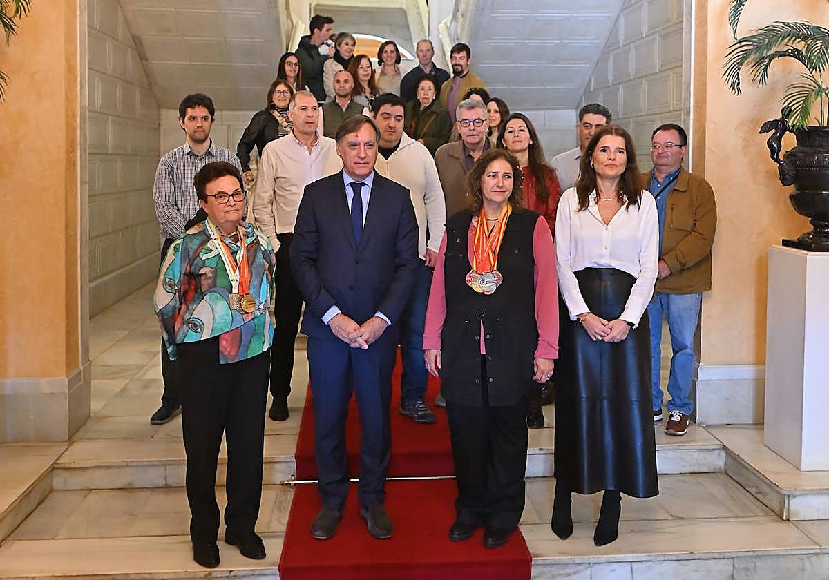 Recibimiento del alcalde de Salamanca a las tiradoras Rosa Hernández y Amparo Guardiola.