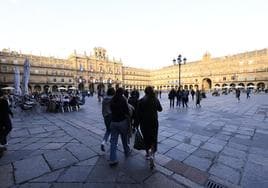 Gente paseando por la Plaza Mayor de Salamanca