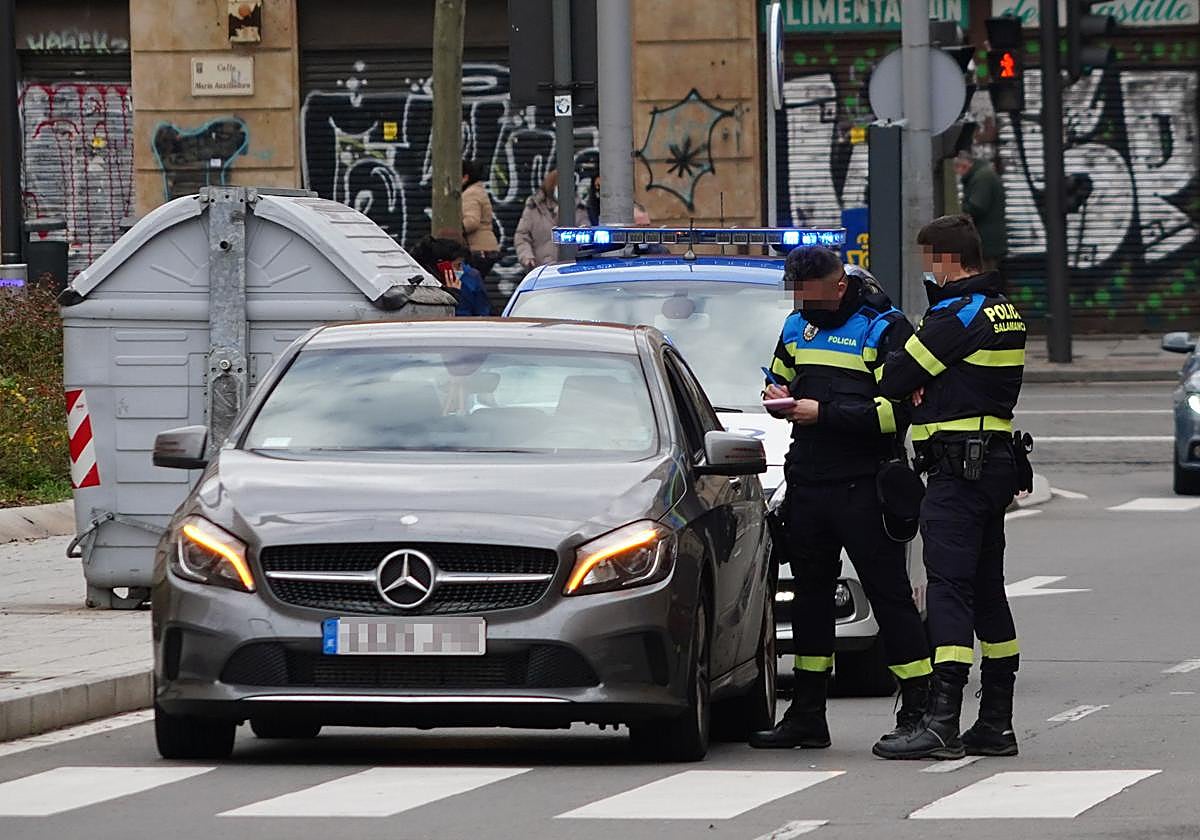 Agentes de la Policía Local de Salamanca tramitan una multa.