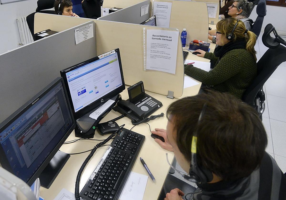 Varios teleoperadores en una imagen de archivo.