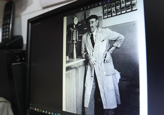 El abuelo de Julián en la tienda.