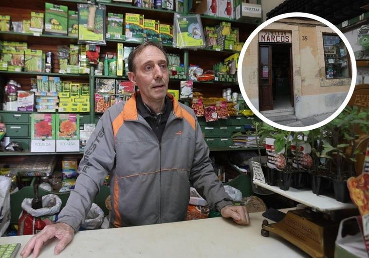 Julián, dueño de 'Semillas Marcos' en la calle San Justo. En el círculo, la fachada del negocio.