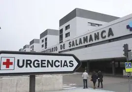Entrada a las urgencias del hospital de Salamanca.