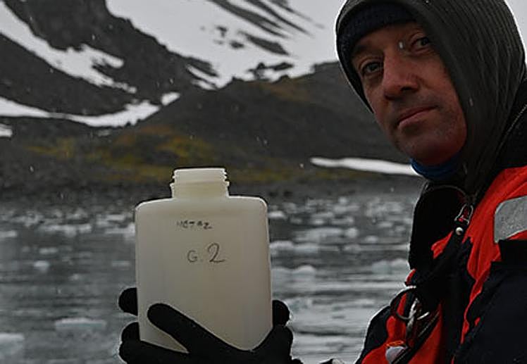 Andrés Rigual recogiendo muestras para el proyecto 'BASELINE'.