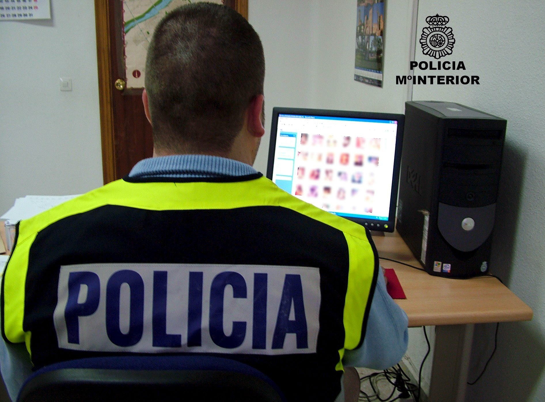 Un policía trabajando en el ordenador.