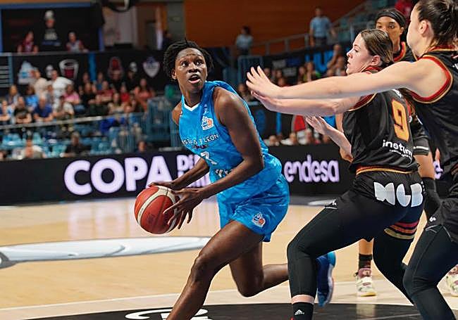 Sika Koné, jugadora de Perfumerías Avenida