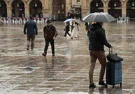Un hombre con la maleta en la Plaza Mayor de Salamanca.