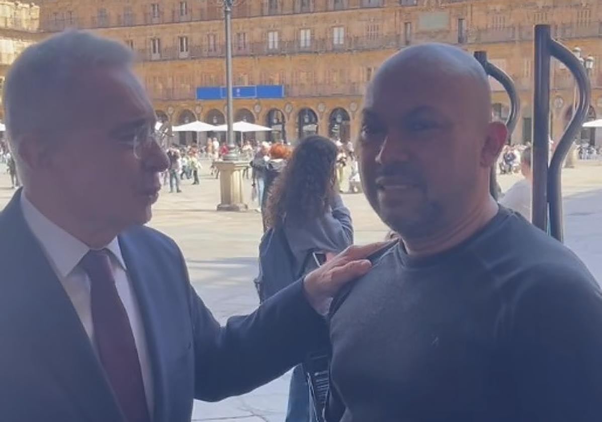 Álvaro Uribe, con su compatriota William en la Plaza Mayor de Salamanca.