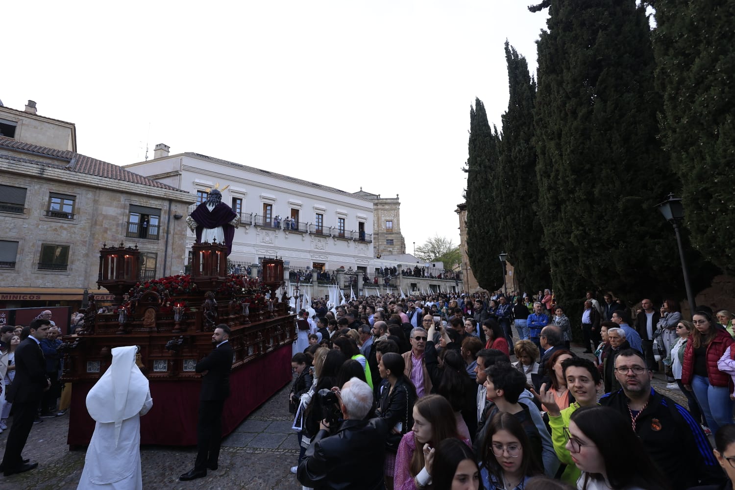 El recuerdo a Óscar Rodríguez envuelve de emotividad el recorrido de Jesús de la Redención