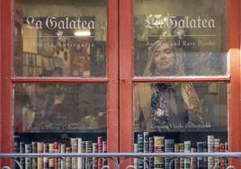 La Galatea cierra por desalojo en próximo 30 de marzo, después de casi tres décadas especializada en la compra y venta de libros antiguos. En la imagen Begoña Ripoll, propietaria de la librería.