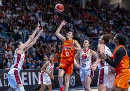 Leticia Romero, jugadora de Valencia Basket, lanza a canasta en la final de la Copa de la Reina