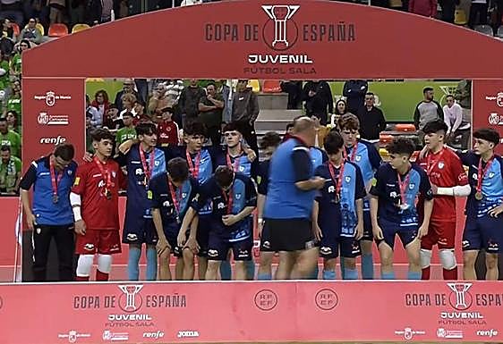 Los jugadores del FS Unionistas Juvenil con la medalla de subcampeones.