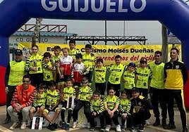 Los componentes de la escuela de ciclismo Moisés Dueñas.