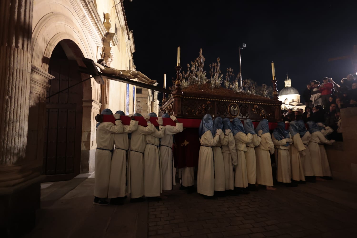 El silencio envuelve la procesión del Cristo de los Doctrinos y la Virgen de la Amargura