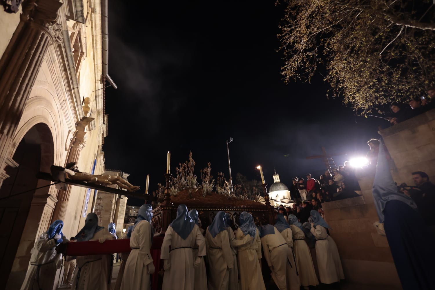 El silencio envuelve la procesión del Cristo de los Doctrinos y la Virgen de la Amargura