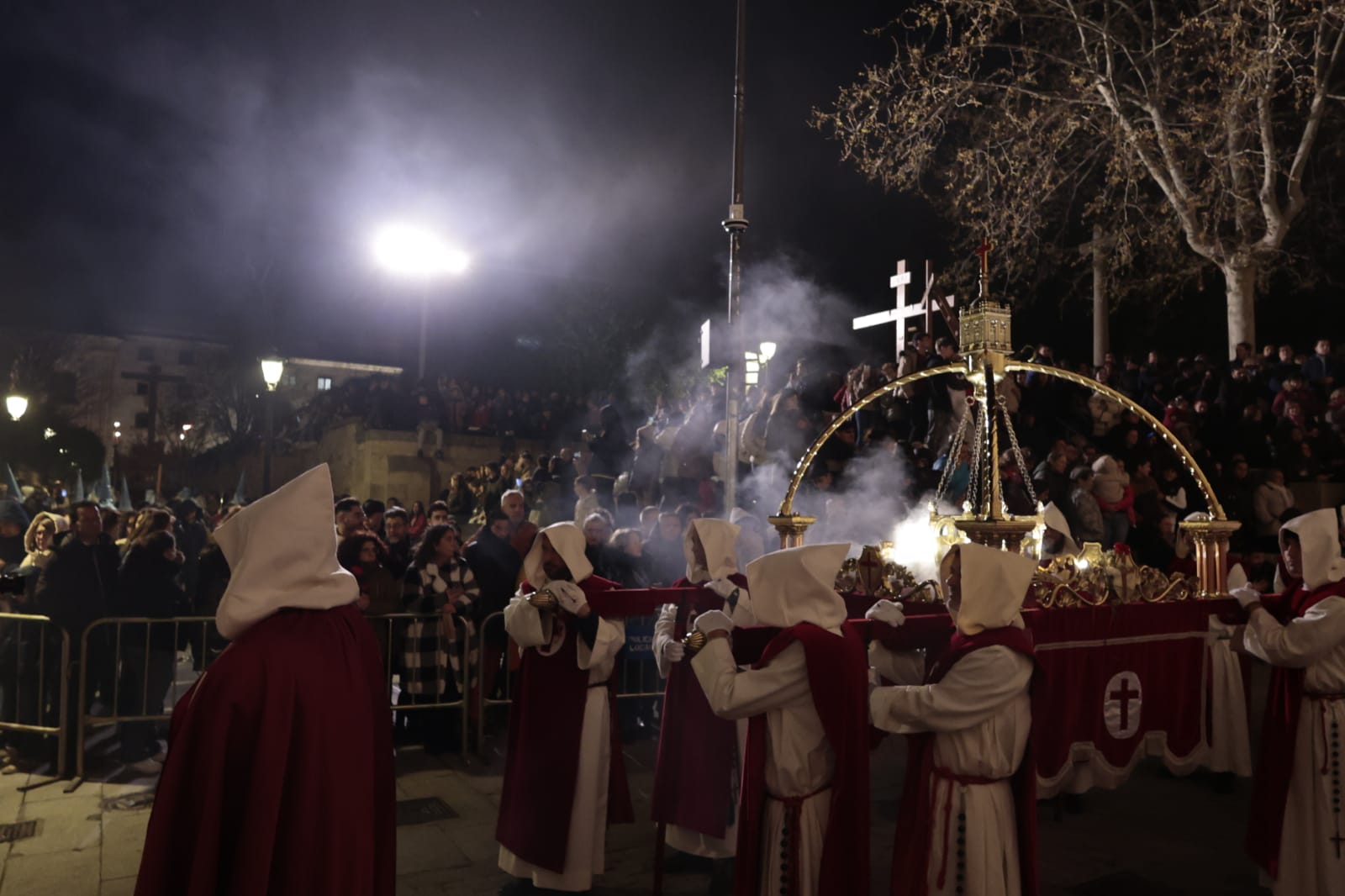 El silencio envuelve la procesión del Cristo de los Doctrinos y la Virgen de la Amargura