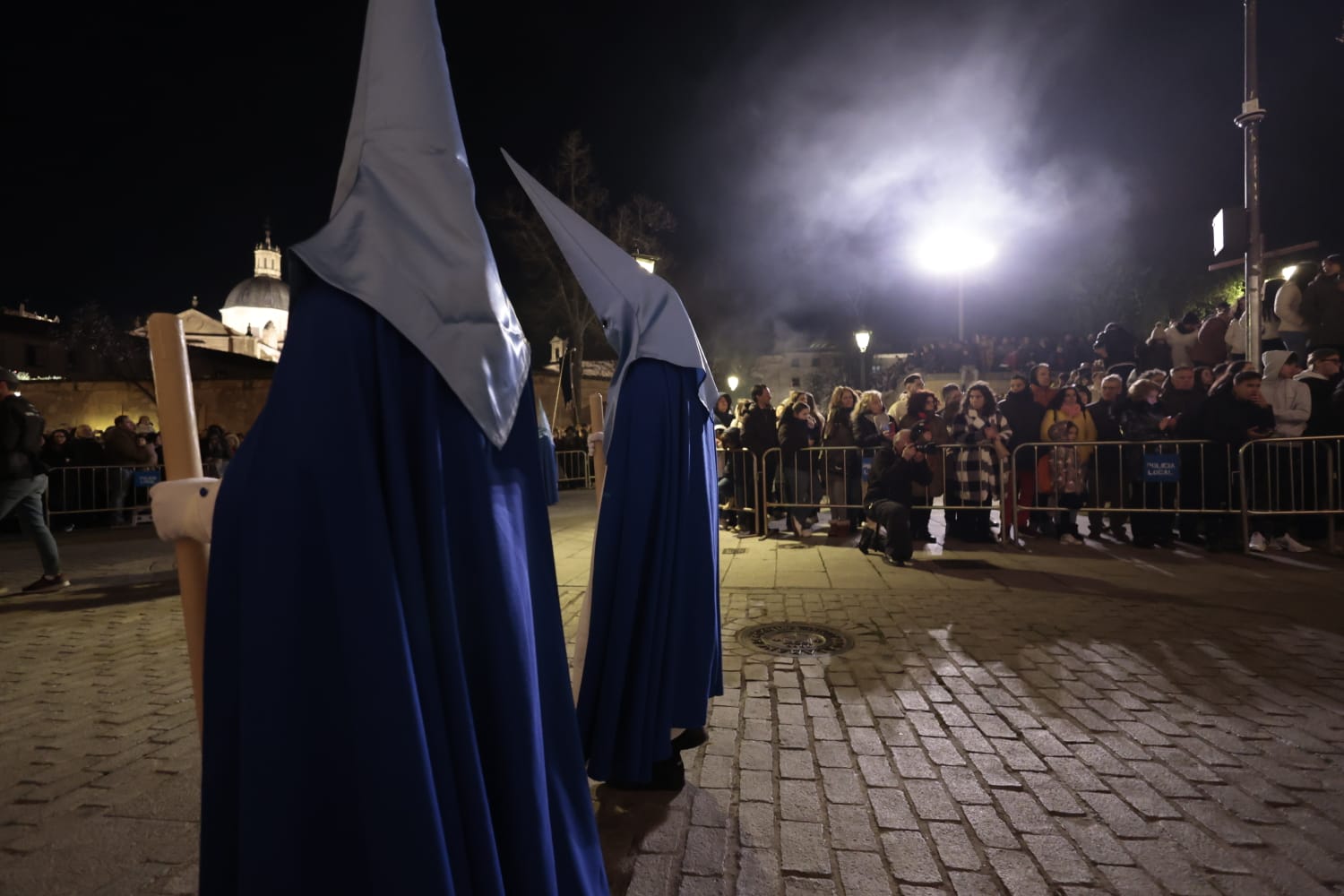 El silencio envuelve la procesión del Cristo de los Doctrinos y la Virgen de la Amargura