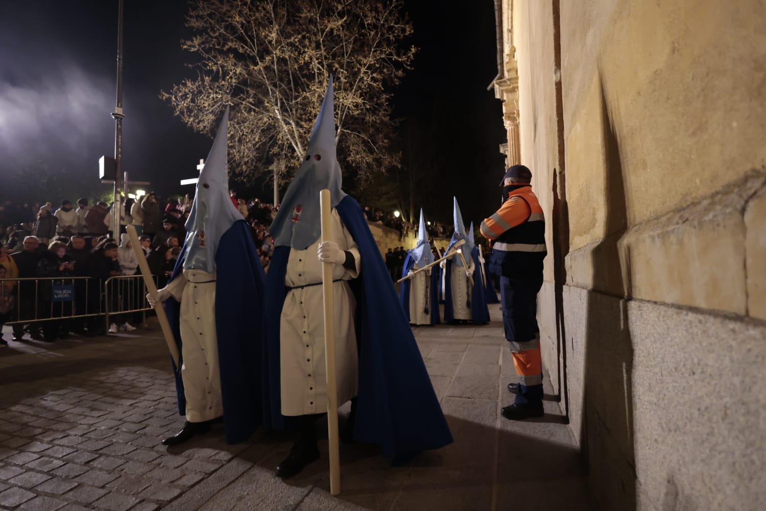 El silencio envuelve la procesión del Cristo de los Doctrinos y la Virgen de la Amargura