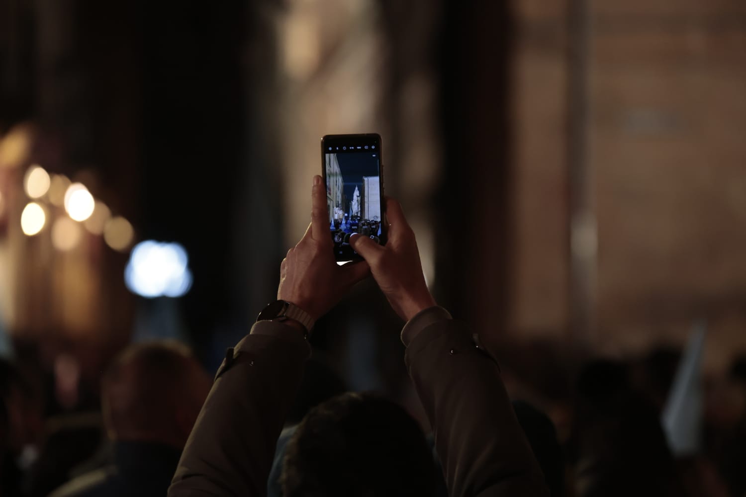 El silencio envuelve la procesión del Cristo de los Doctrinos y la Virgen de la Amargura