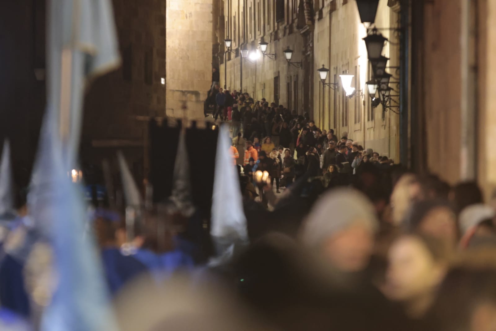 El silencio envuelve la procesión del Cristo de los Doctrinos y la Virgen de la Amargura