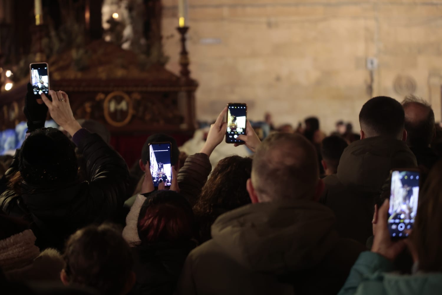 El silencio envuelve la procesión del Cristo de los Doctrinos y la Virgen de la Amargura