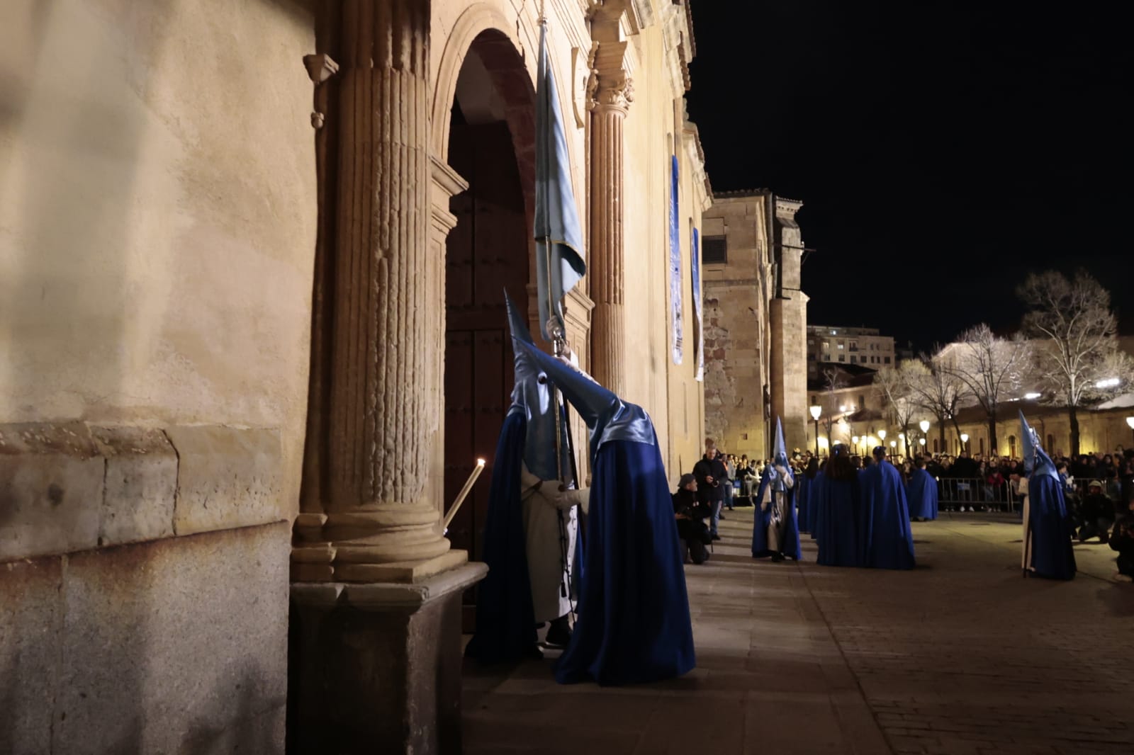 El silencio envuelve la procesión del Cristo de los Doctrinos y la Virgen de la Amargura