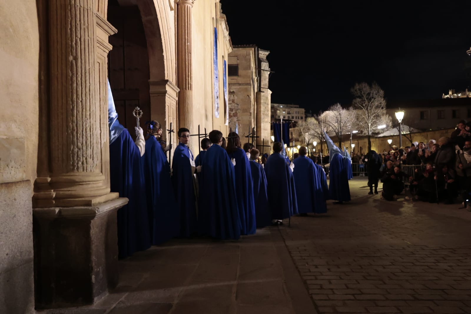 El silencio envuelve la procesión del Cristo de los Doctrinos y la Virgen de la Amargura