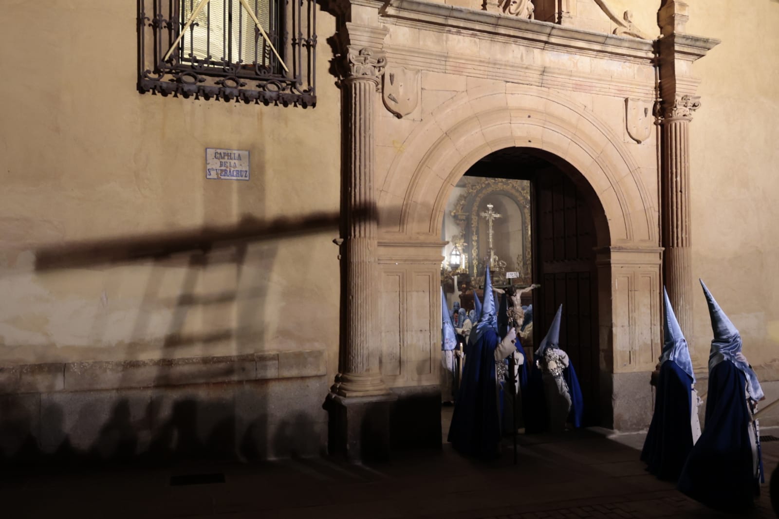 El silencio envuelve la procesión del Cristo de los Doctrinos y la Virgen de la Amargura