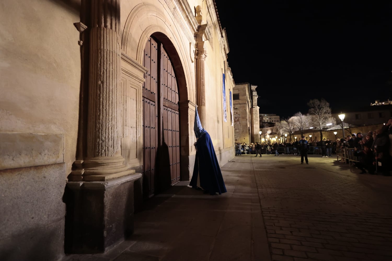 El silencio envuelve la procesión del Cristo de los Doctrinos y la Virgen de la Amargura