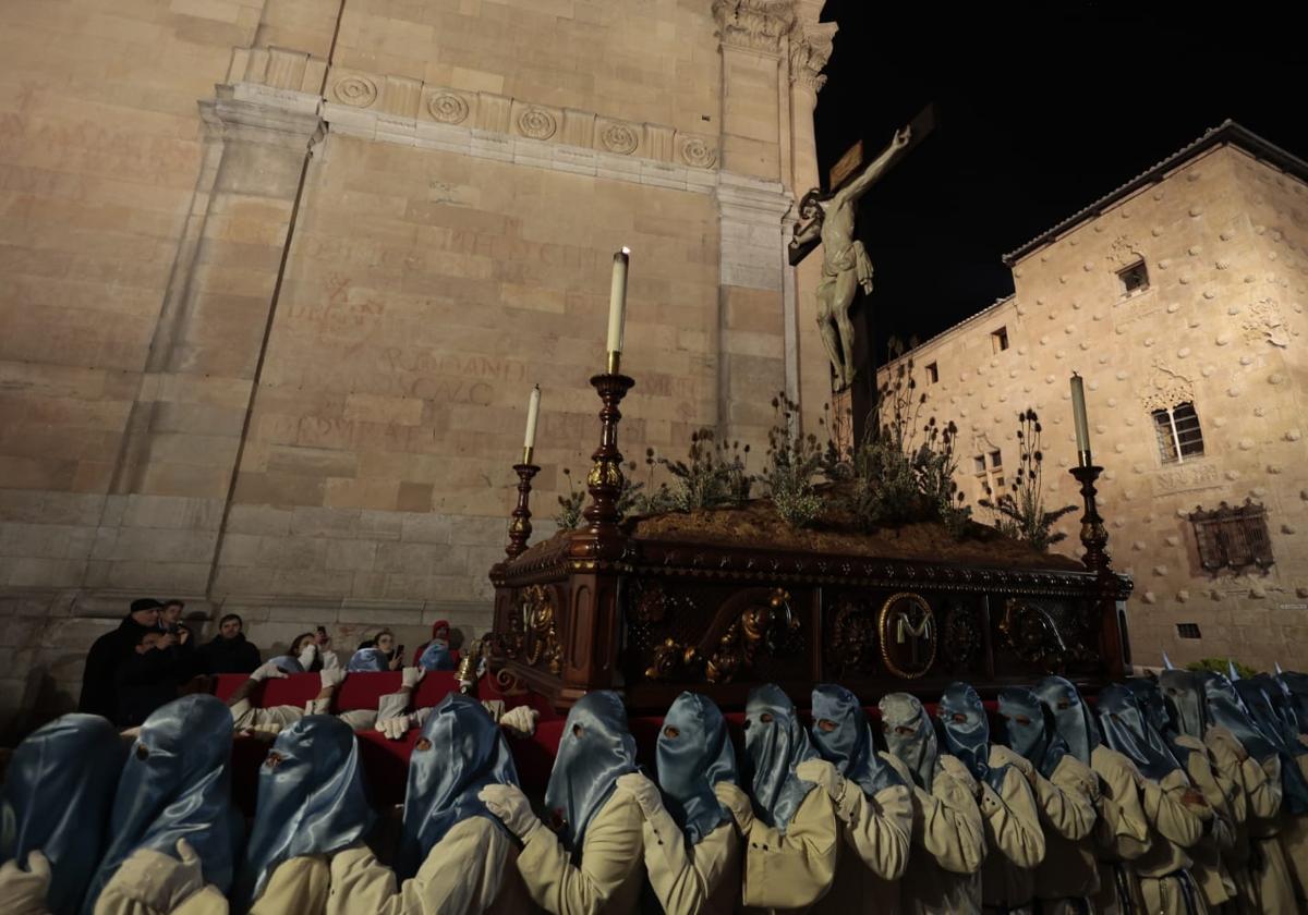 El silencio envuelve la procesión del Cristo de los Doctrinos y la Virgen de la Amargura