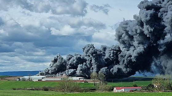 El fuego devora una granja y deja 45.000 gallinas muertas en Briviesca
