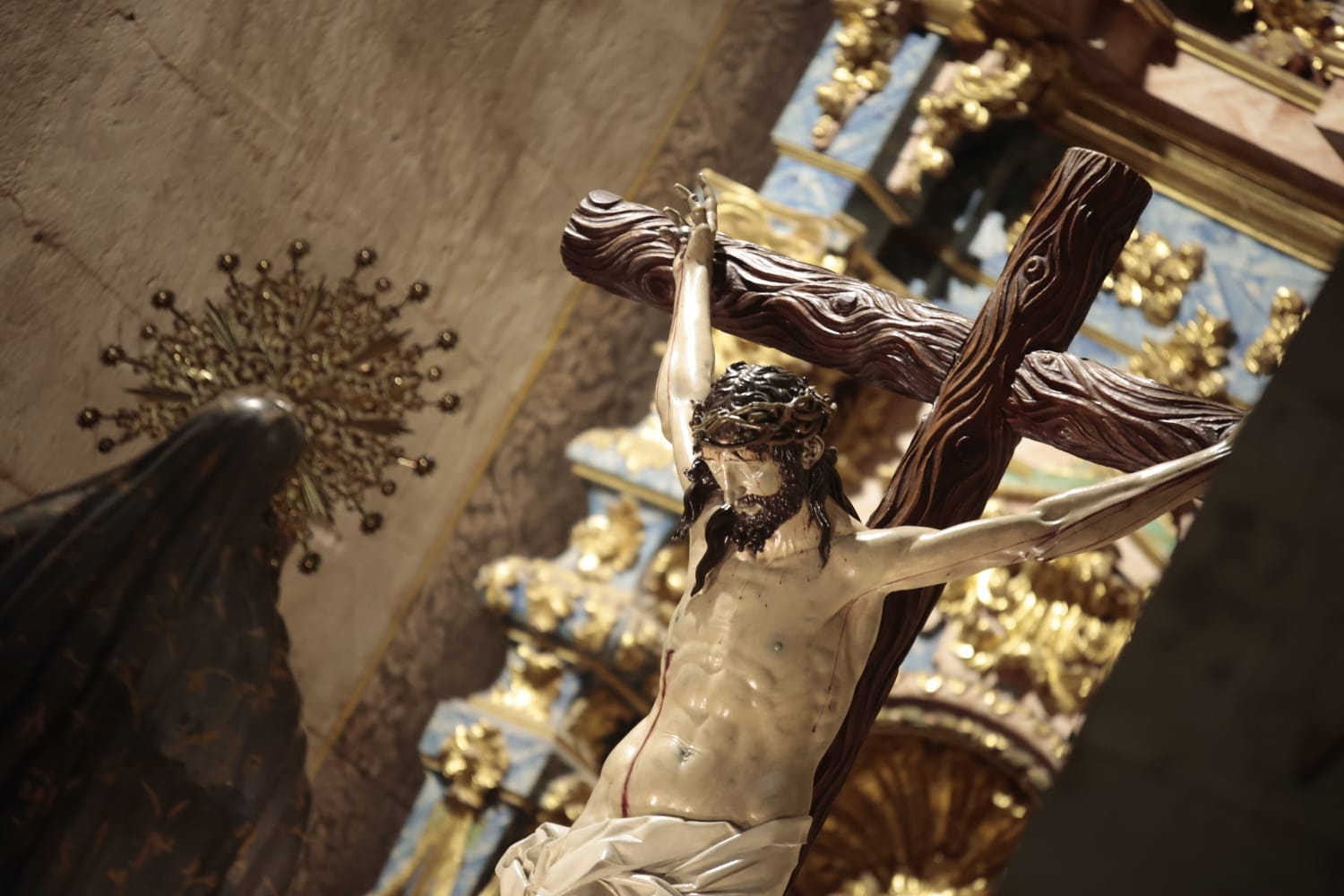 El Santísimo Cristo de la Luz procesiona dentro de la Clerecía tras la cancelación