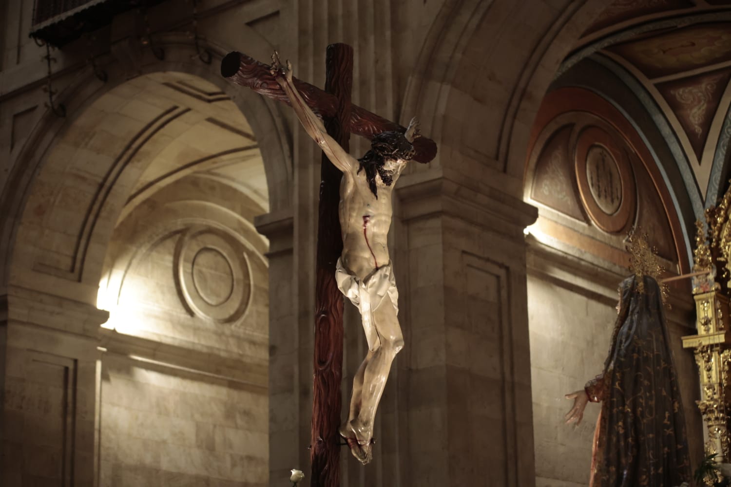 El Santísimo Cristo de la Luz procesiona dentro de la Clerecía tras la cancelación