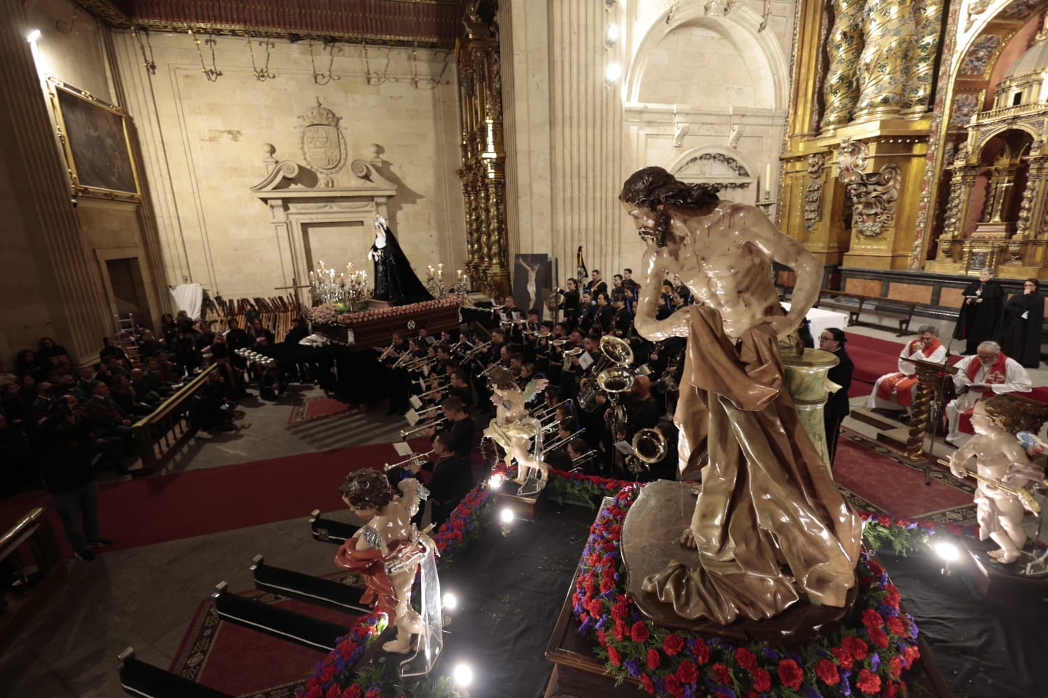 La Hermandad de Jesús Flagelado celebra un Vía Crucis en el interior de la Clerecía