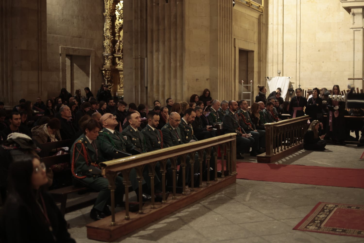 La Hermandad de Jesús Flagelado celebra un Vía Crucis en el interior de la Clerecía