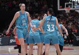 Las jugadoras de Avenida, durante el partido.