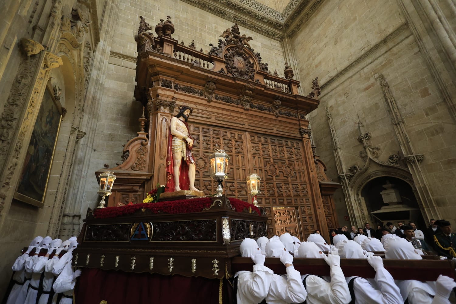 Jesús del Vía Crucis tampoco logra salir de la Catedral